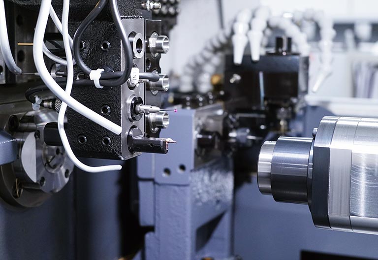 CNC自動旋盤の機内計測で加工不良を削減｜超小型タッチプローブ