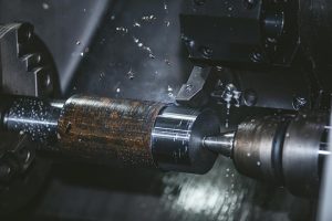 【徹底解説】加工硬化とは？塑性変形のメカニズムと切削時の対策