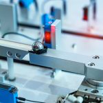 【FA用語解説】レーザセンサとは？種類・原理から設置まで解説